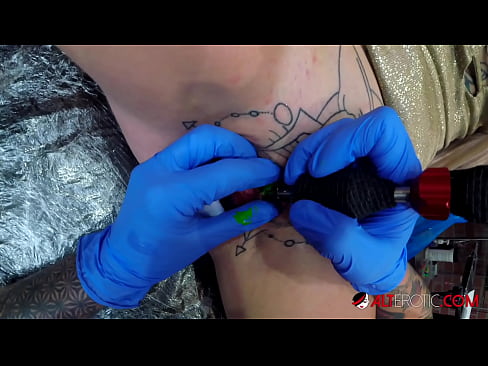 ❤️ E dashura jashtëzakonisht e bërë me tatuazhe, Sully Savage, bëri një tatuazh në klitorisin e saj ❤ Porno shtëpie tek ne ﹏